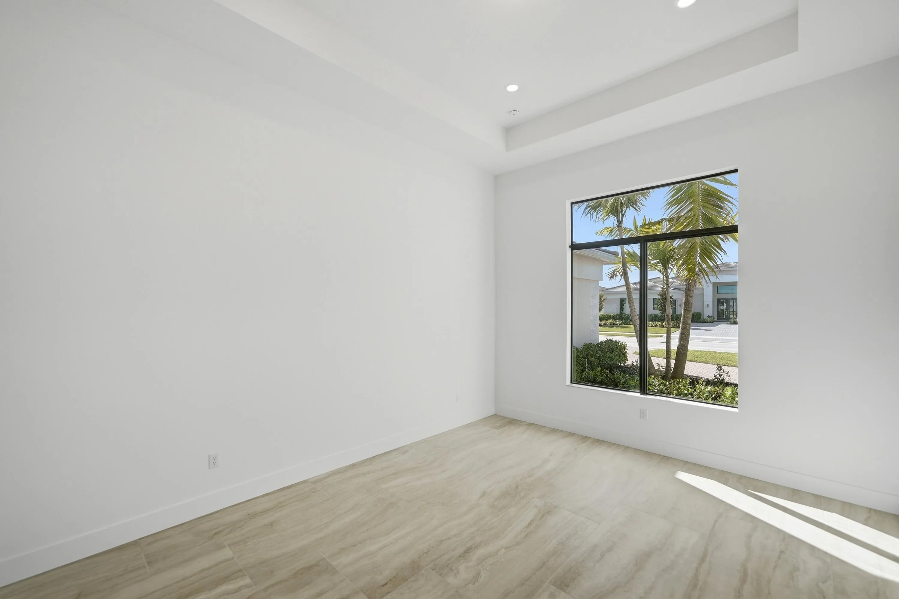 Prices, dimensions and features may vary and are subject to change. Photos are for illustrative purposes only.