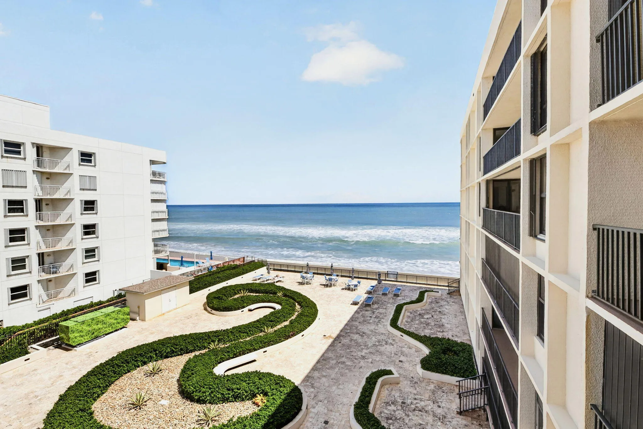 15-web-or-mls-Courtyard view (2)