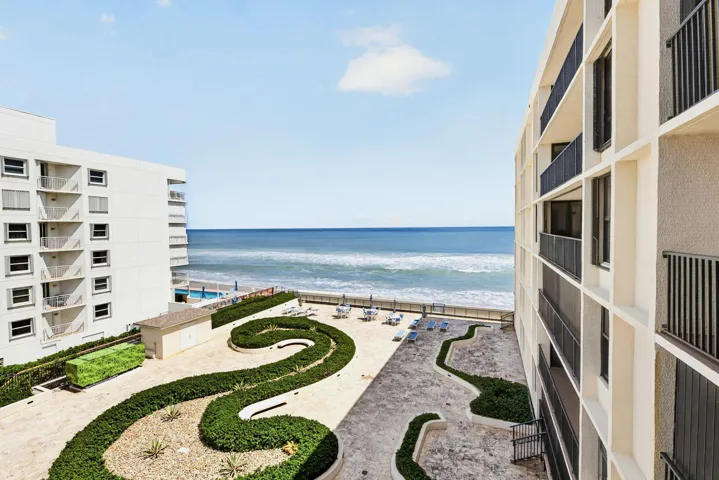 15-web-or-mls-Courtyard view (2)