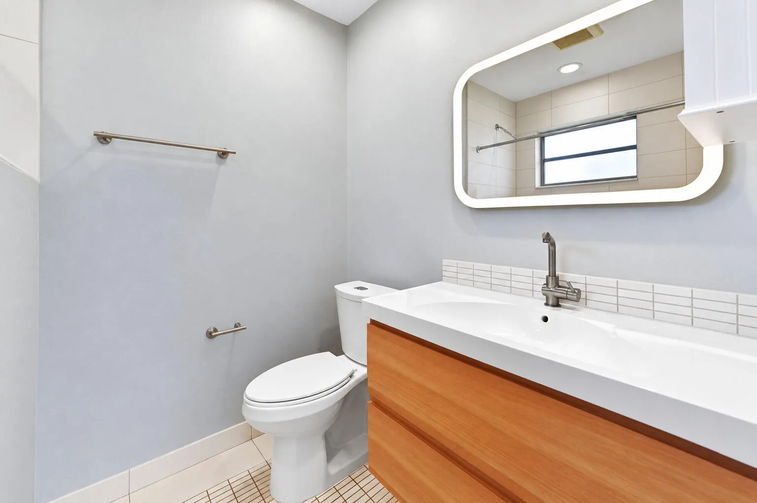 17_Bathroom_02