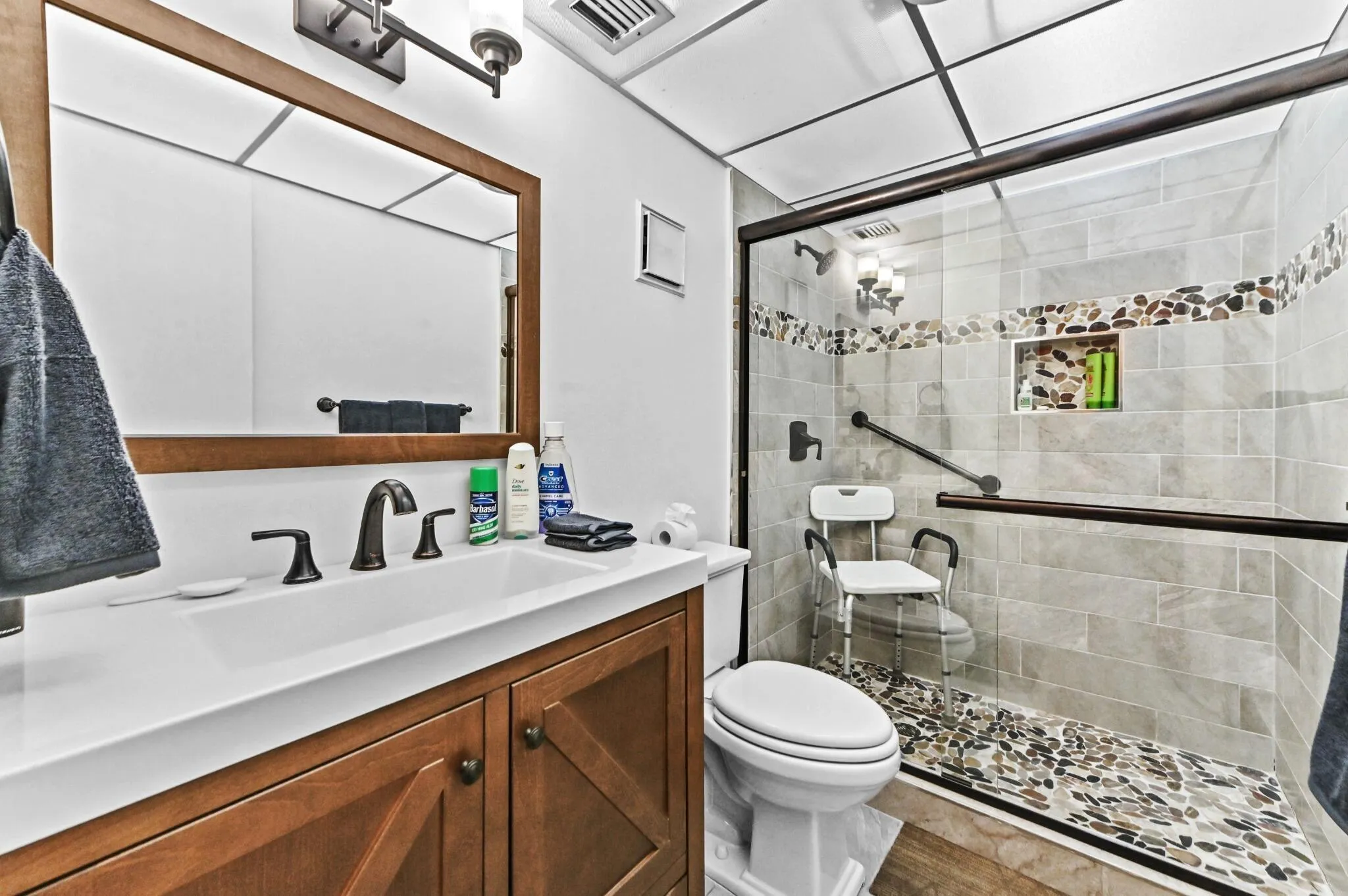 18 Bathroom 02