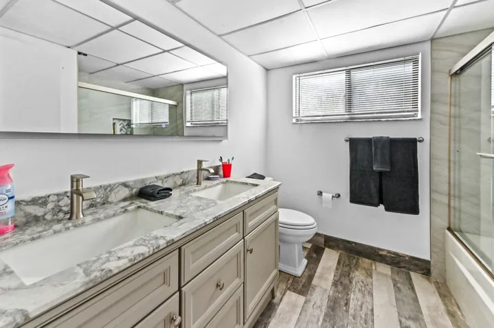 12 Bathroom 01(1)