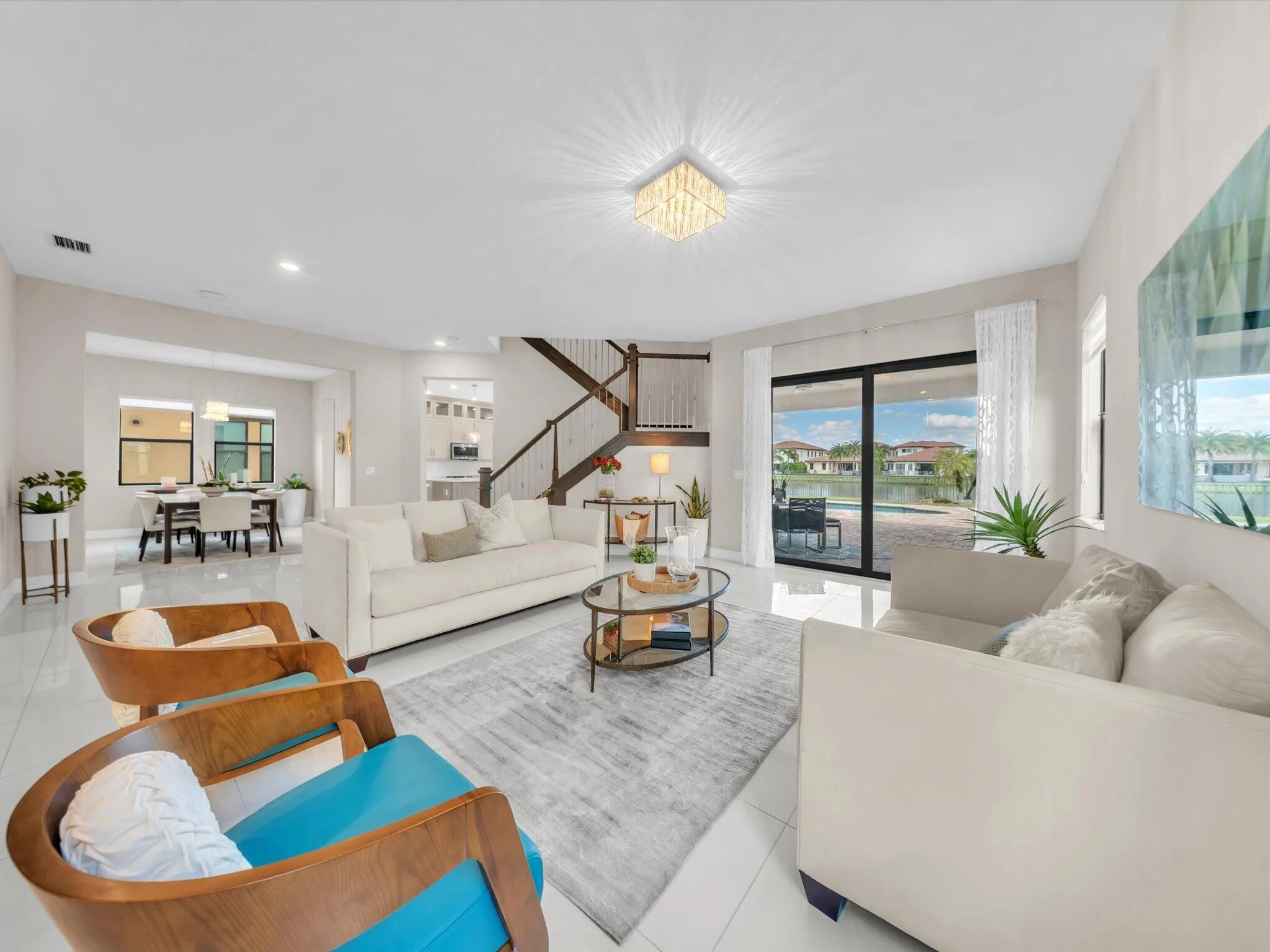 Living room with a view to the pool
