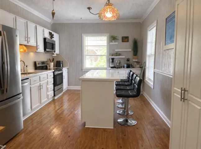 Large kitchen (island can stay or go)