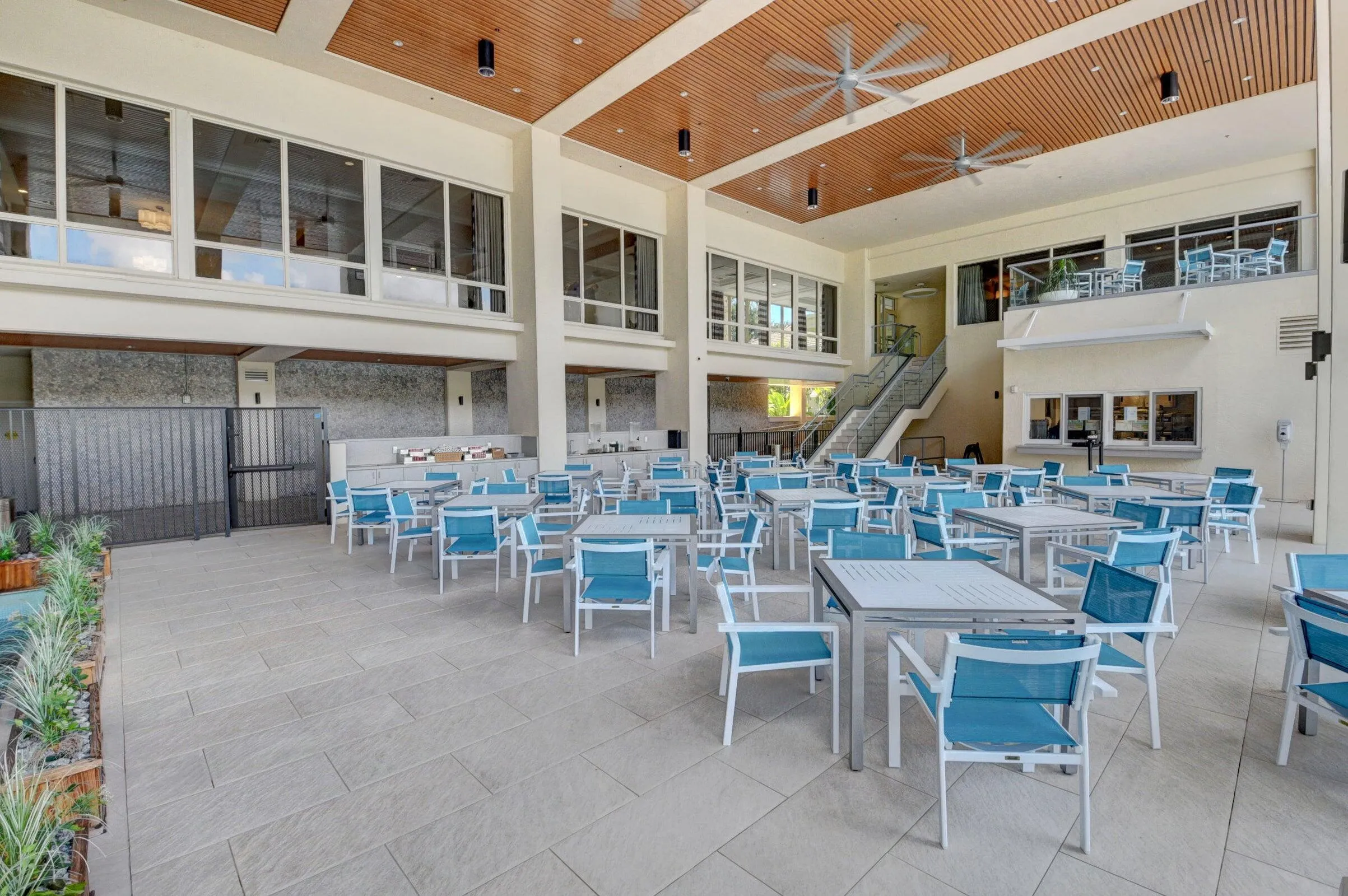 Hunters Run pool eating area 2