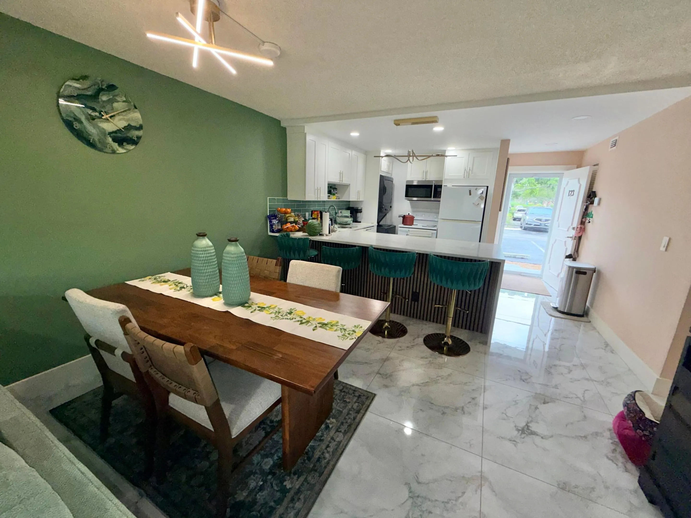 Dining area to kitchen