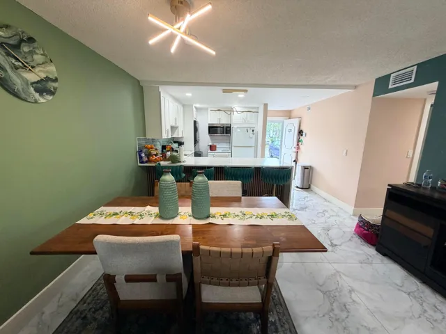 Dining area to kitchen