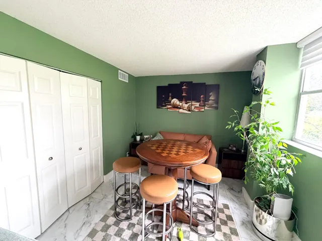 Open den