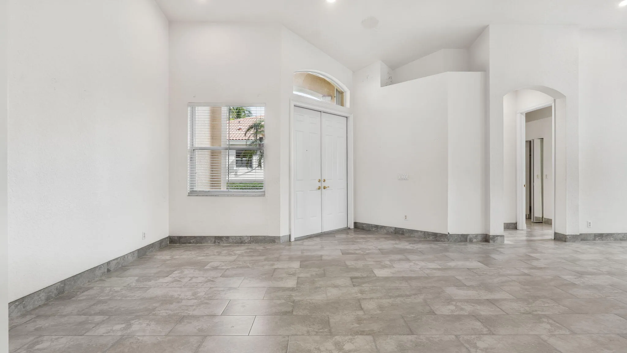 Foyer/Dining