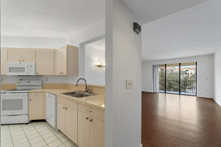 012-300UnoLagoDrive-204-JunoBeach-FL-334