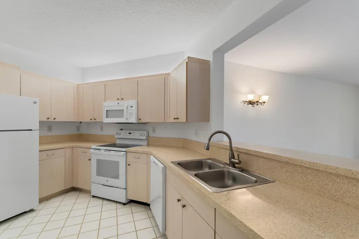 013-300UnoLagoDrive-204-JunoBeach-FL-334