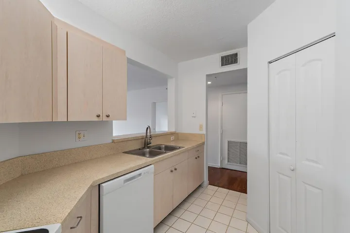 015-300UnoLagoDrive-204-JunoBeach-FL-334