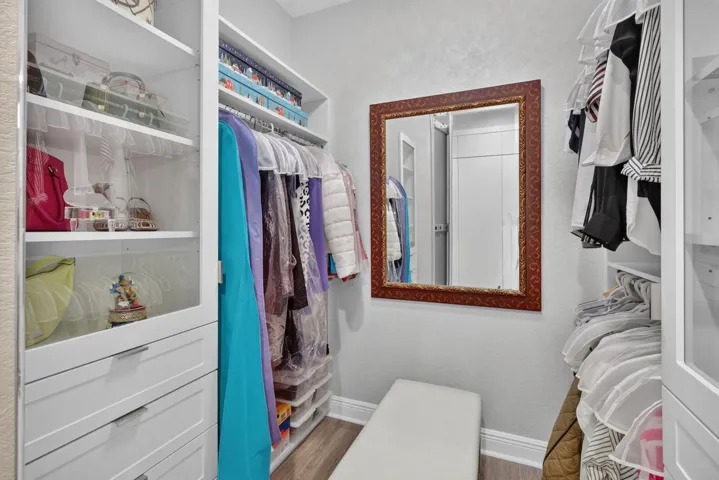 Walk-in Closet Left