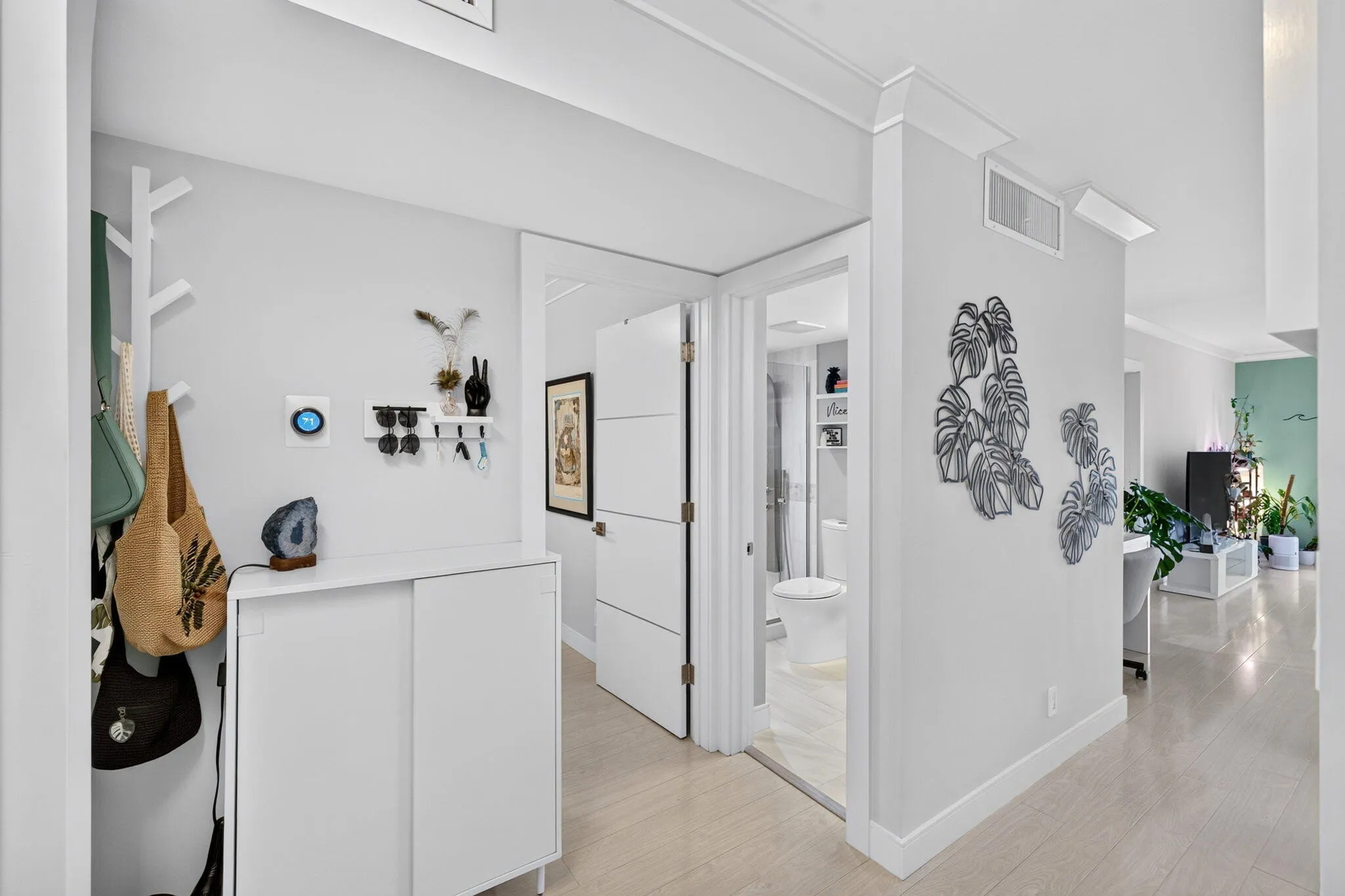23 Guest Bath Entry