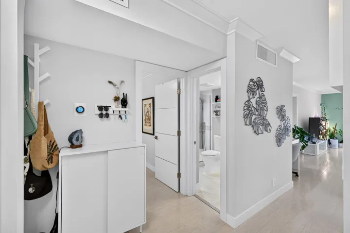 23 Guest Bath Entry