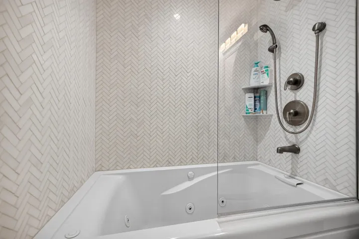 31 Ensuite Bath Jetted Tub
