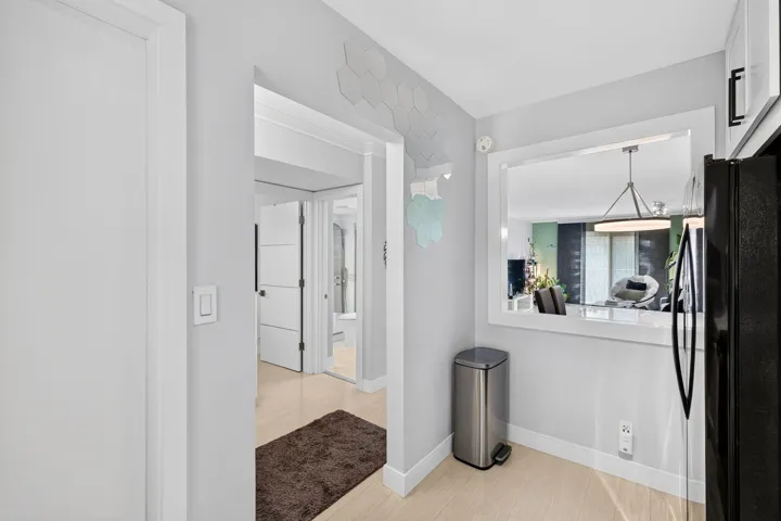 15 Kitchen Foyer