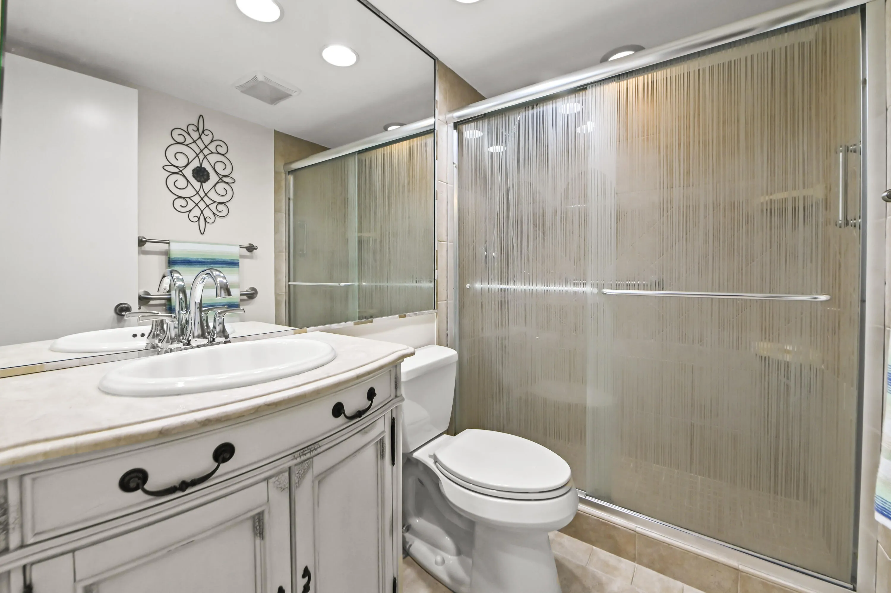 13 Bathroom 01