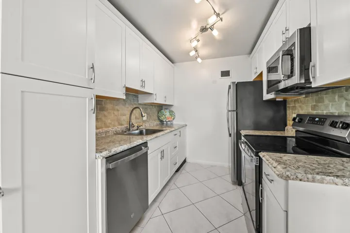 11 Kitchen 01