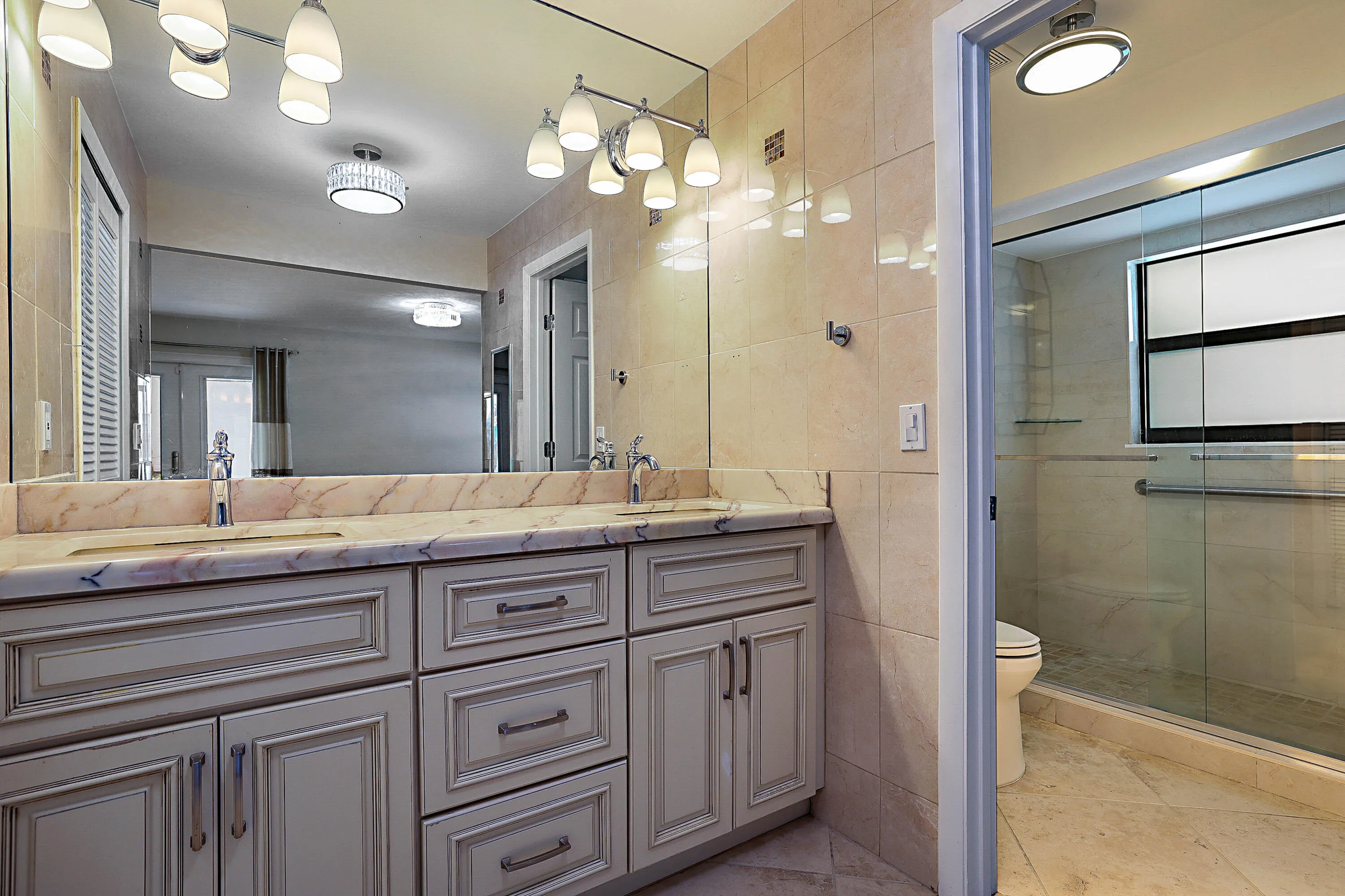 Vanity w/Double Sinks