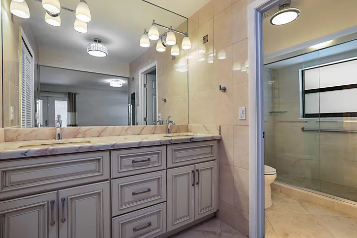 Vanity w/Double Sinks