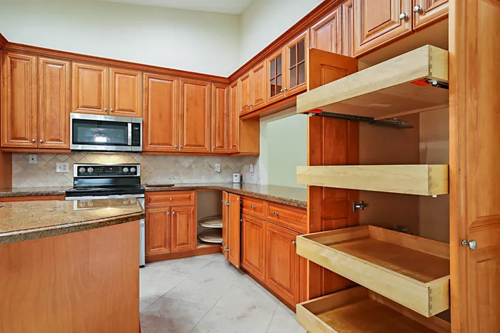 Pantry w/Pullouts