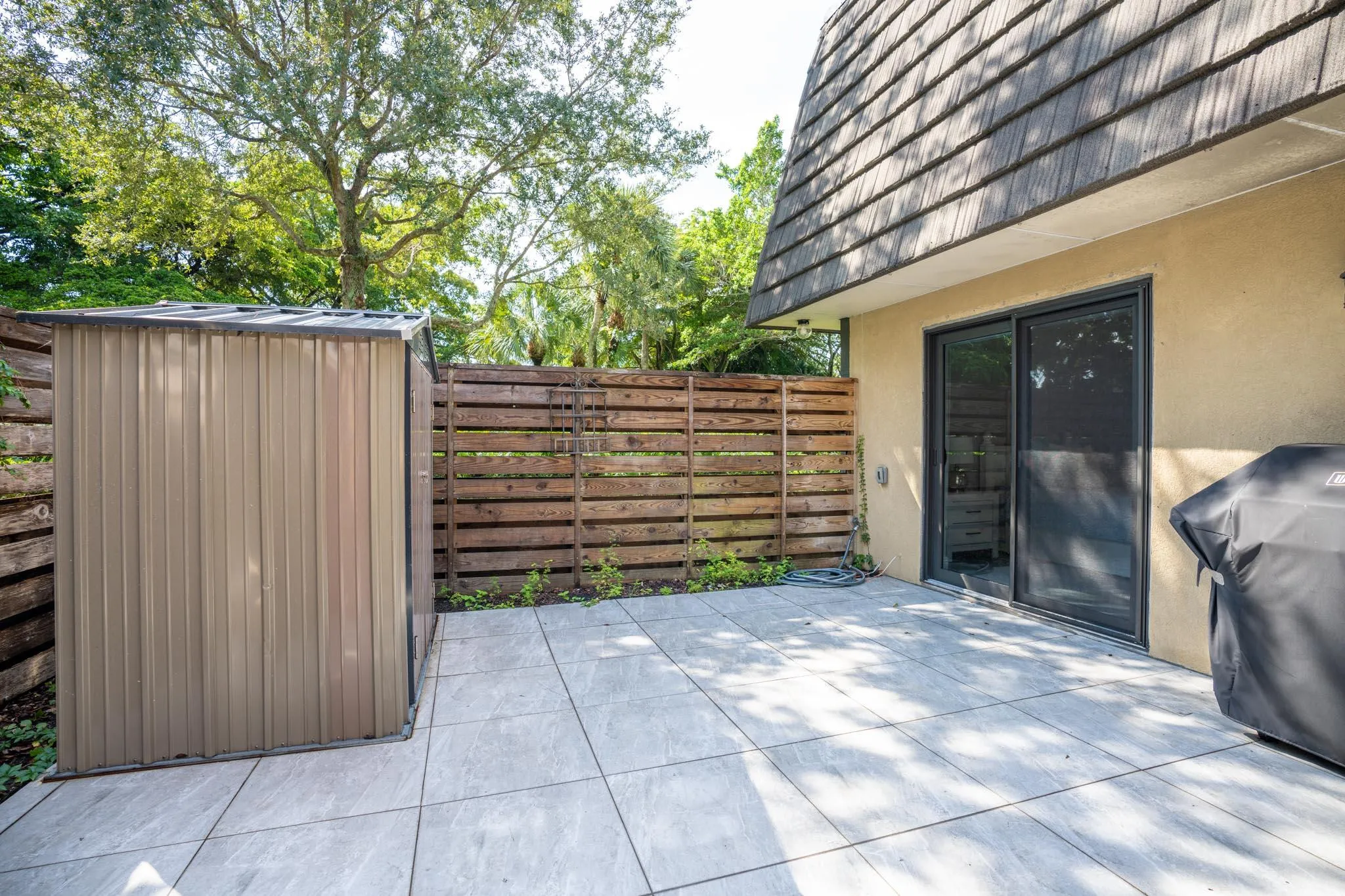 Photo-1526