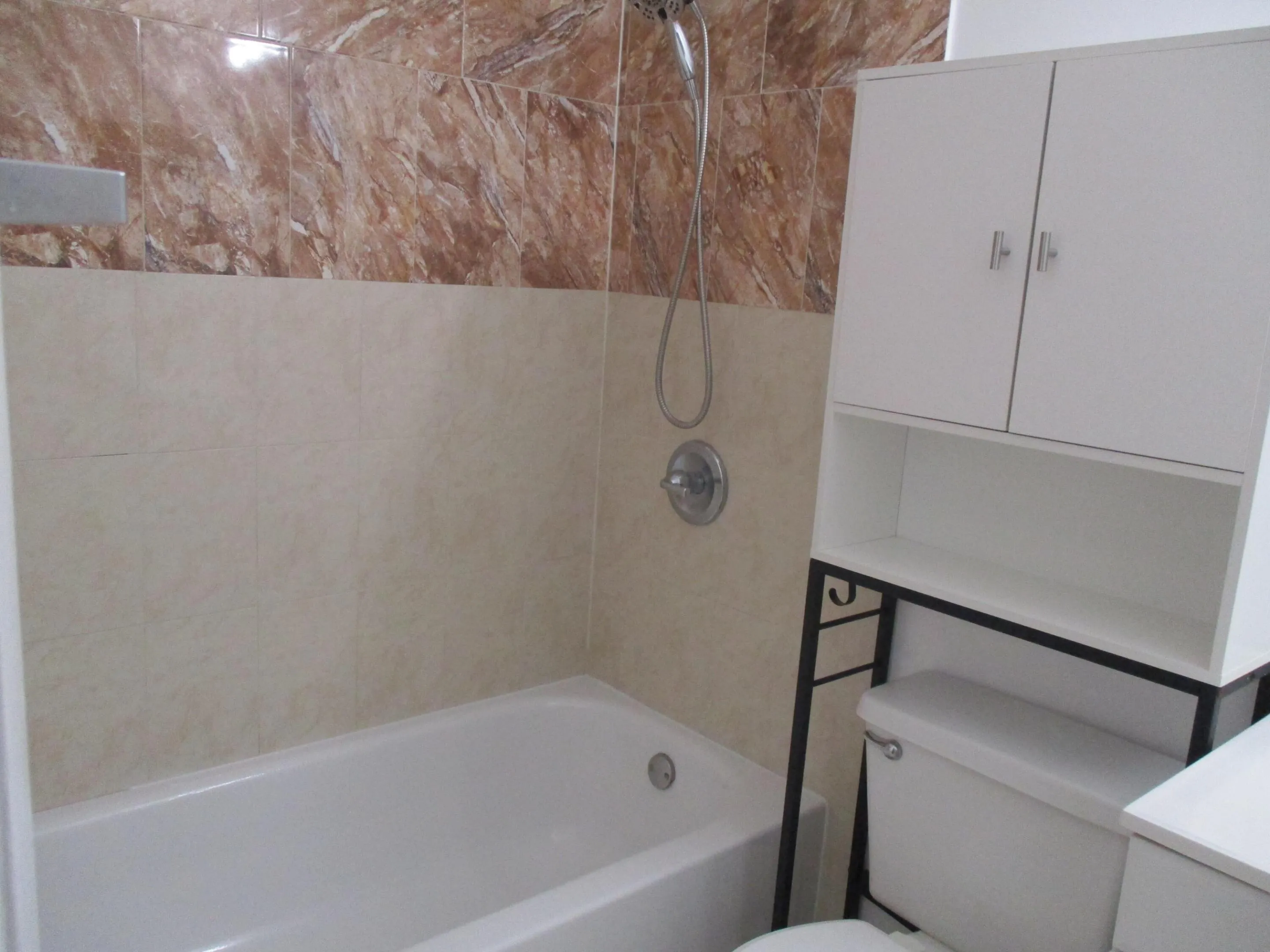 835 BATHROOM 2