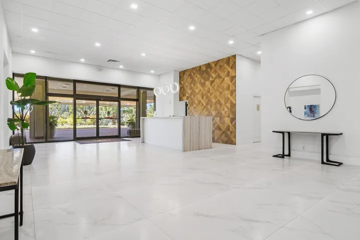 1900-CONSULATE-PLACE-1005-33401-051