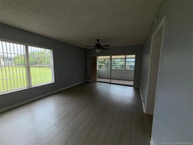 End unit with extra side window