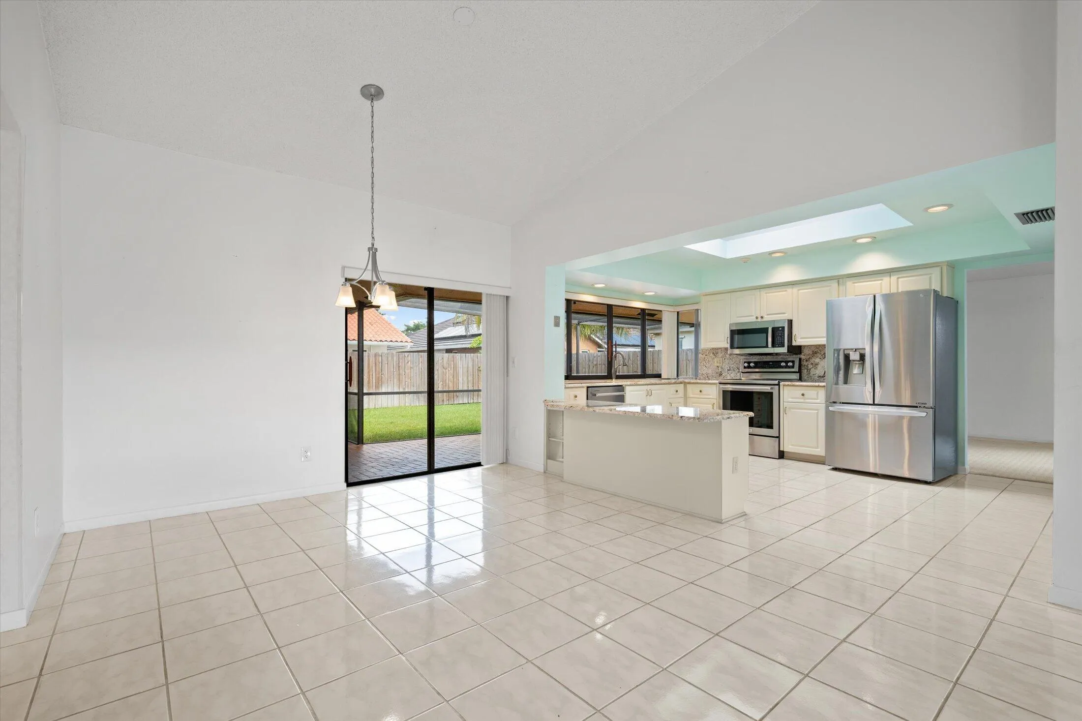 Casual Dining & Kitchen