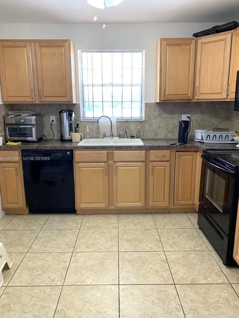 SPACIOUS KITCHEN WITH LOTS OF STORAGE