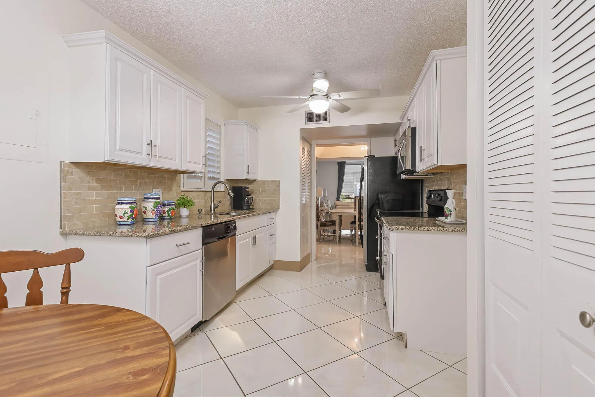 EAT-IN KITCHEN