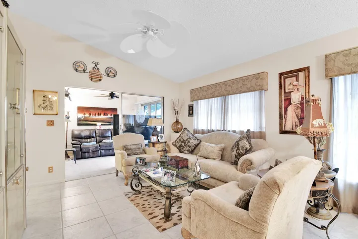 8955 Seascape Ln Living room