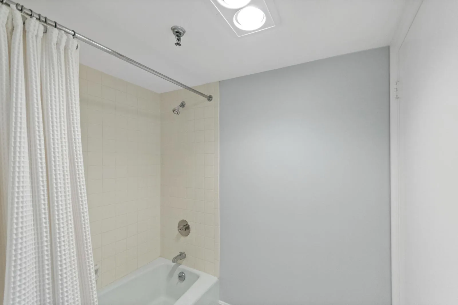 Guest Bath Combo Tub/Shower