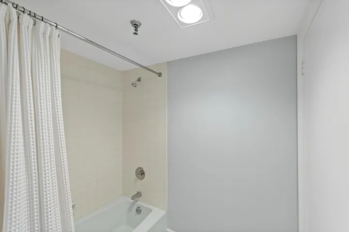 Guest Bath Combo Tub/Shower