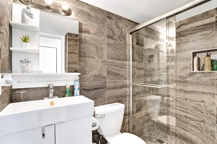 2nd Bathroom Bathtub