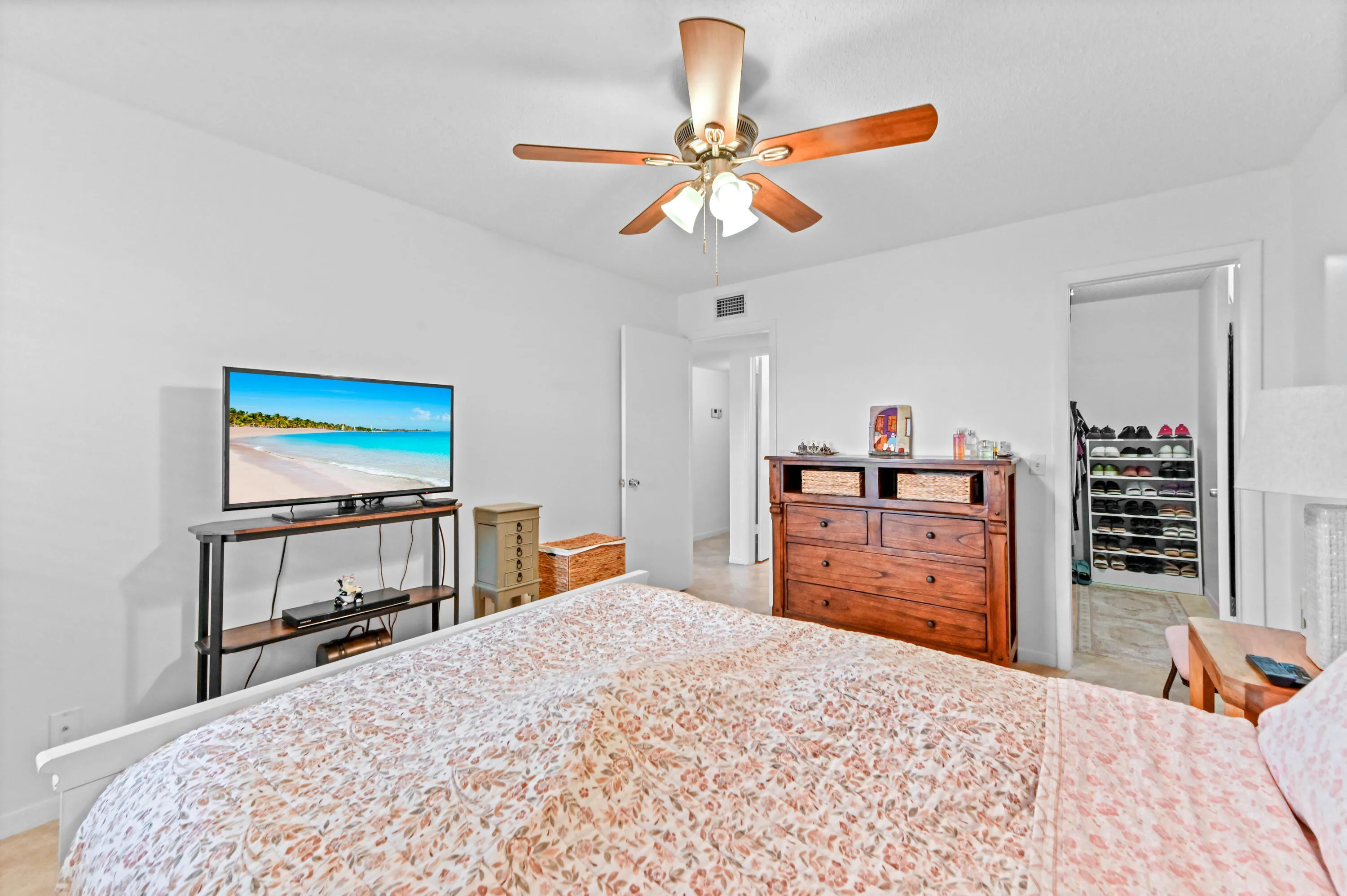 19 Bedroom 02