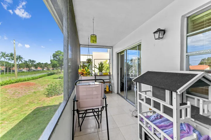 23 Balcony 01