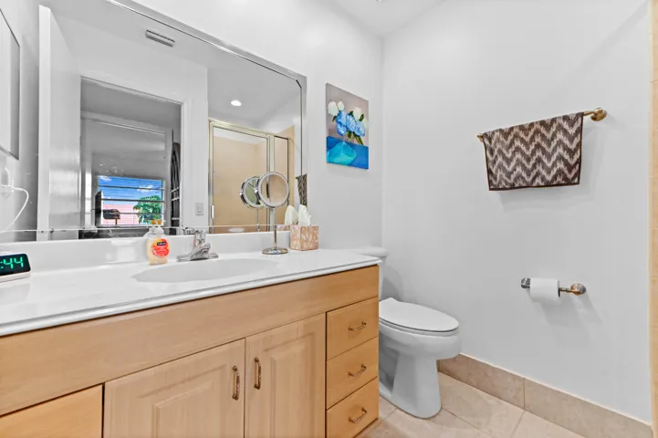 17 Bathroom 01