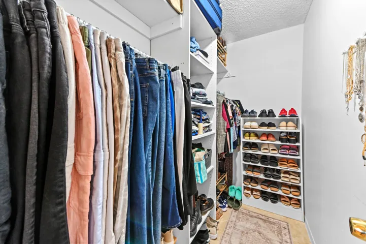 21 Closet 01