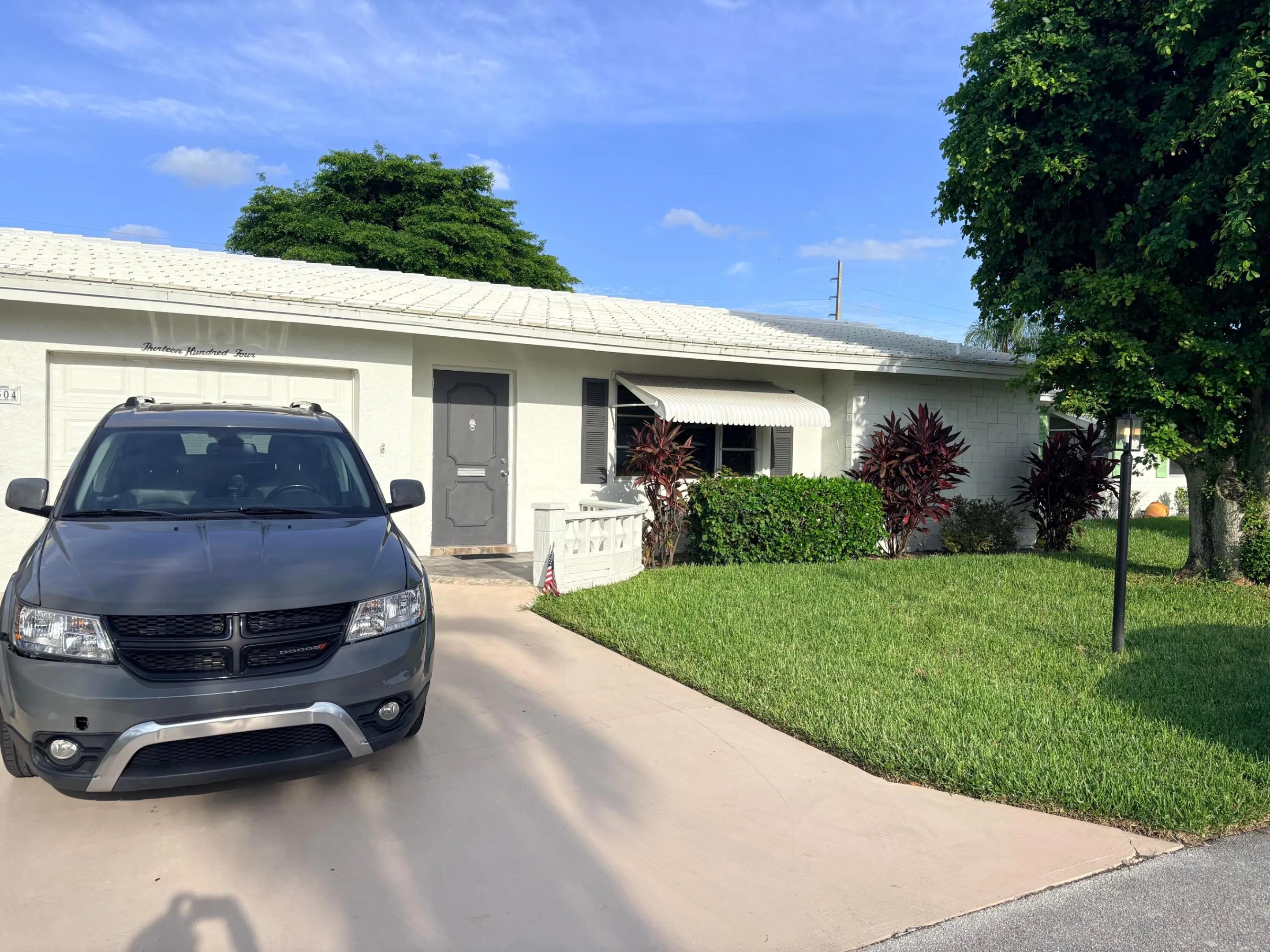 CAN FIT 2 CARS IN DRIVEWAY
