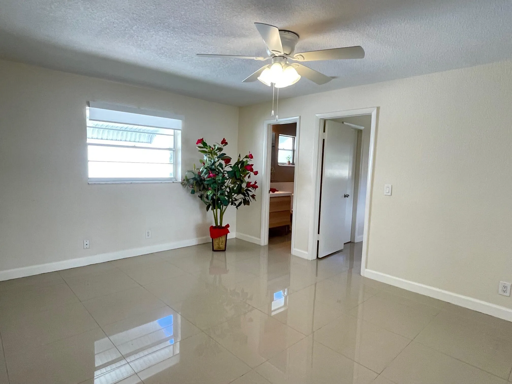 COULD BE A DEN OR FAMILY ROOM