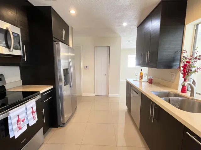 BEAUTIFULLY UPGRADED KITCHEN