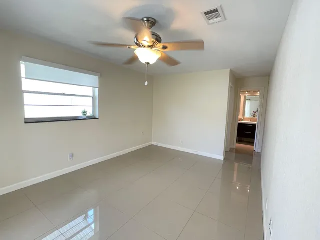 MASTER WITH NO FURNITURE