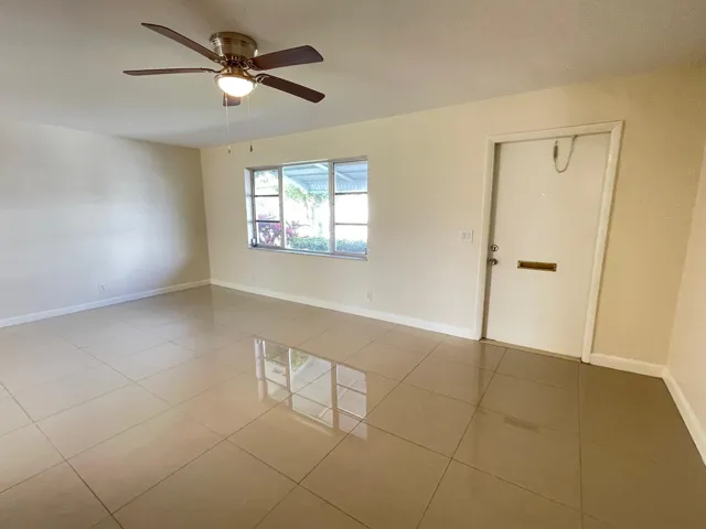 PORCELAIN FLOORING THROUGH OUT!