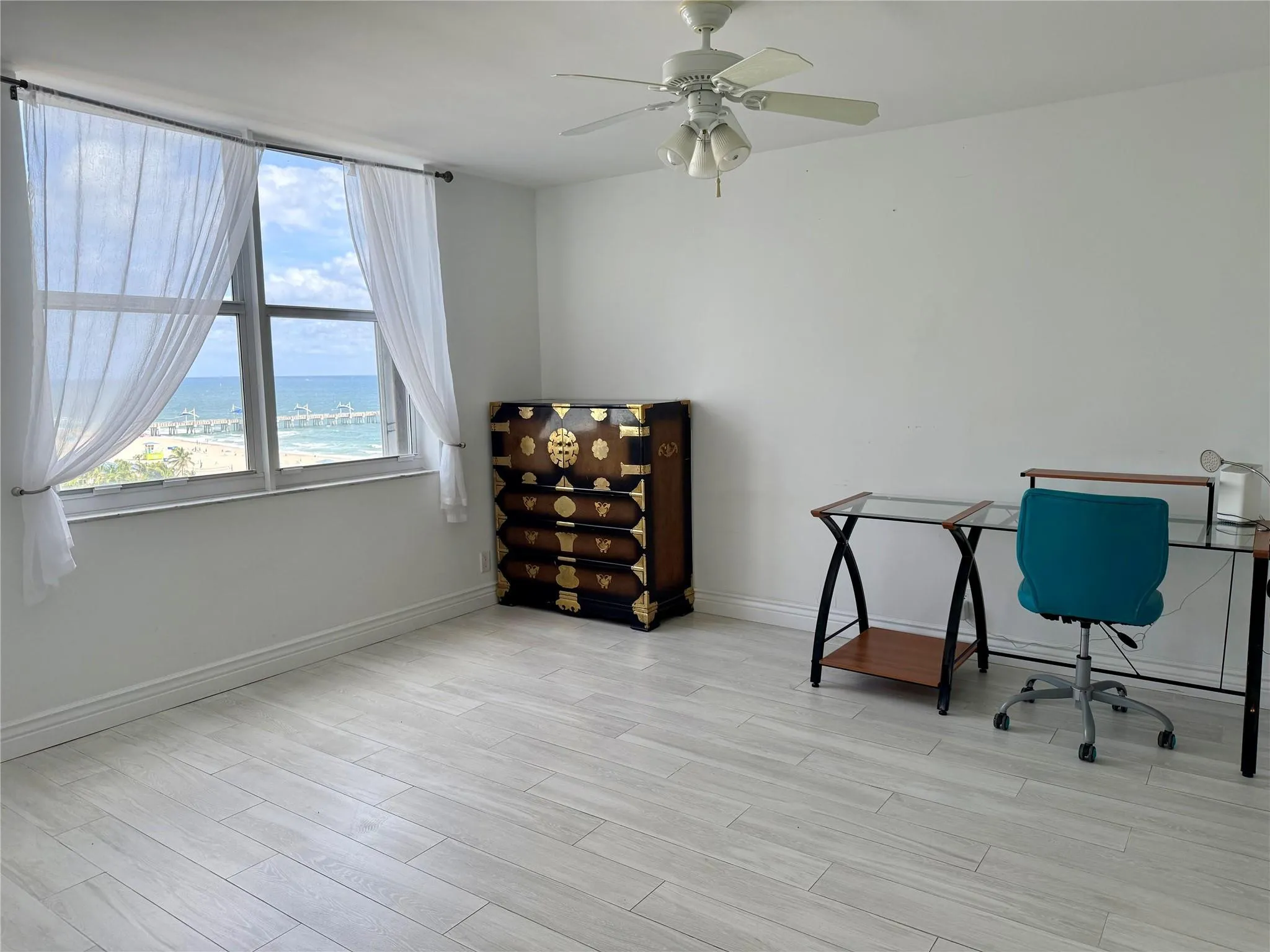 Convertible bedroom/office