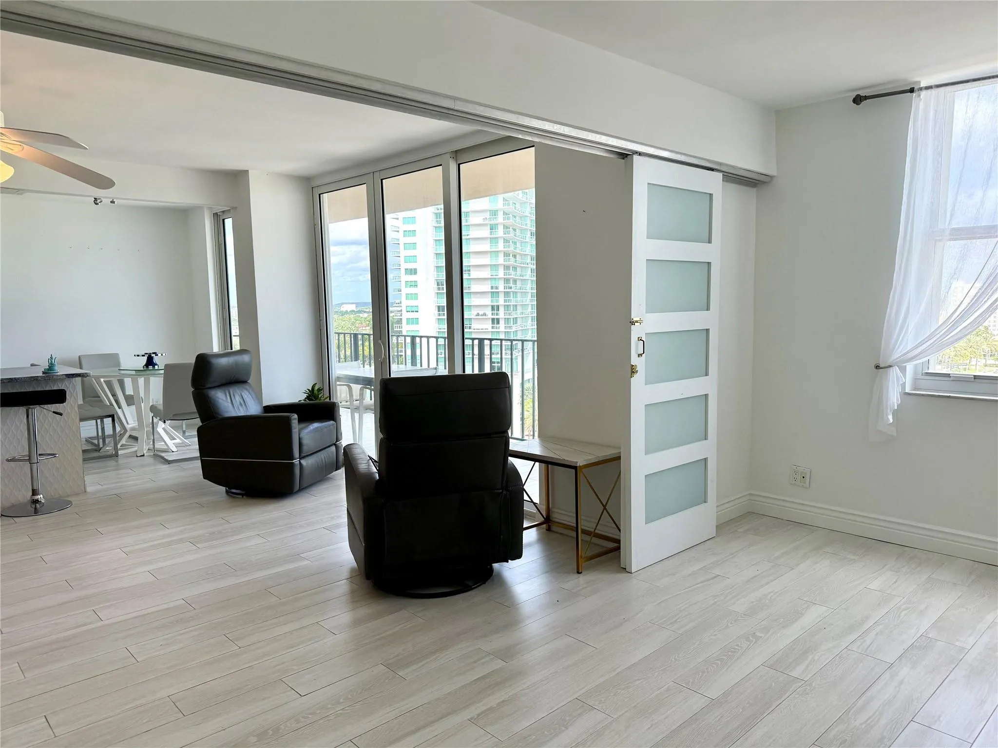 Open convertible guest bedroom