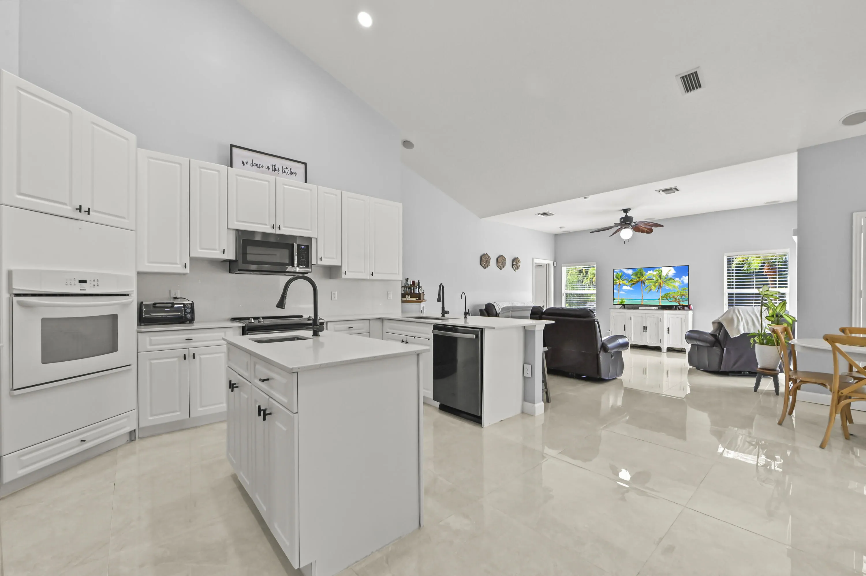 28 Kitchen 01