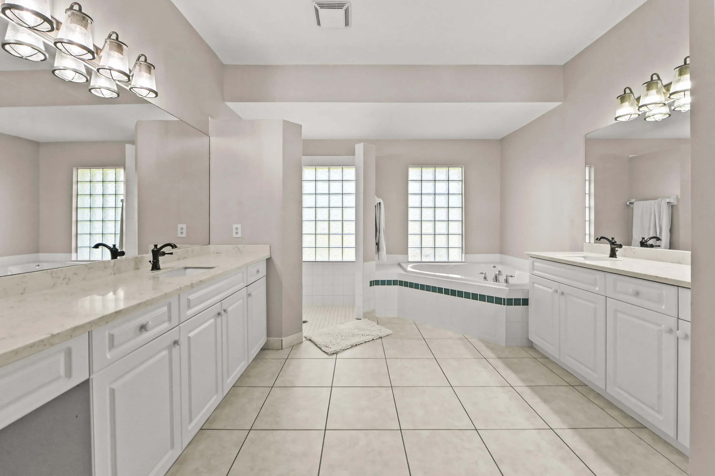 17 Bathroom 01